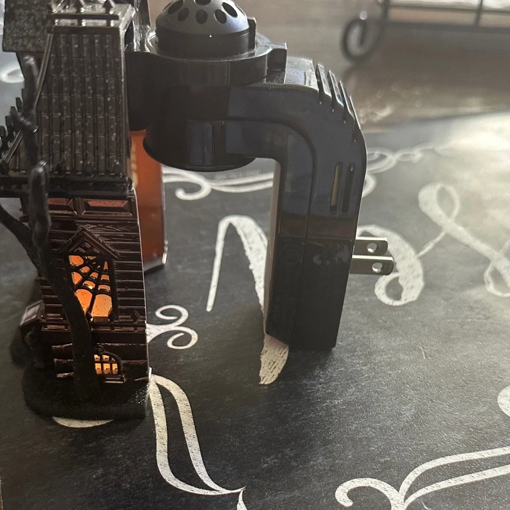 Halloween Haunted House Wallflower plug in - Picture 3 of 9